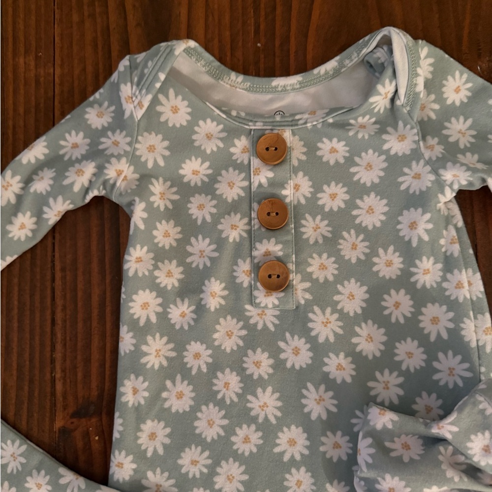 Caden Lane Soft Green Daisy Floral Baby Outfit - Picture 5 of 9